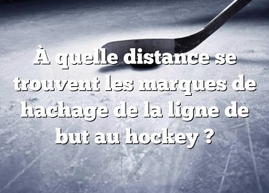 À quelle distance se trouvent les marques de hachage de la ligne de but au hockey ?